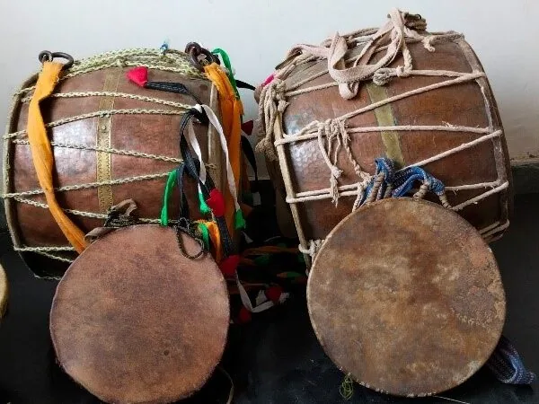 ढोल-दमाऊँ की लोक वाद्य जोड़ी